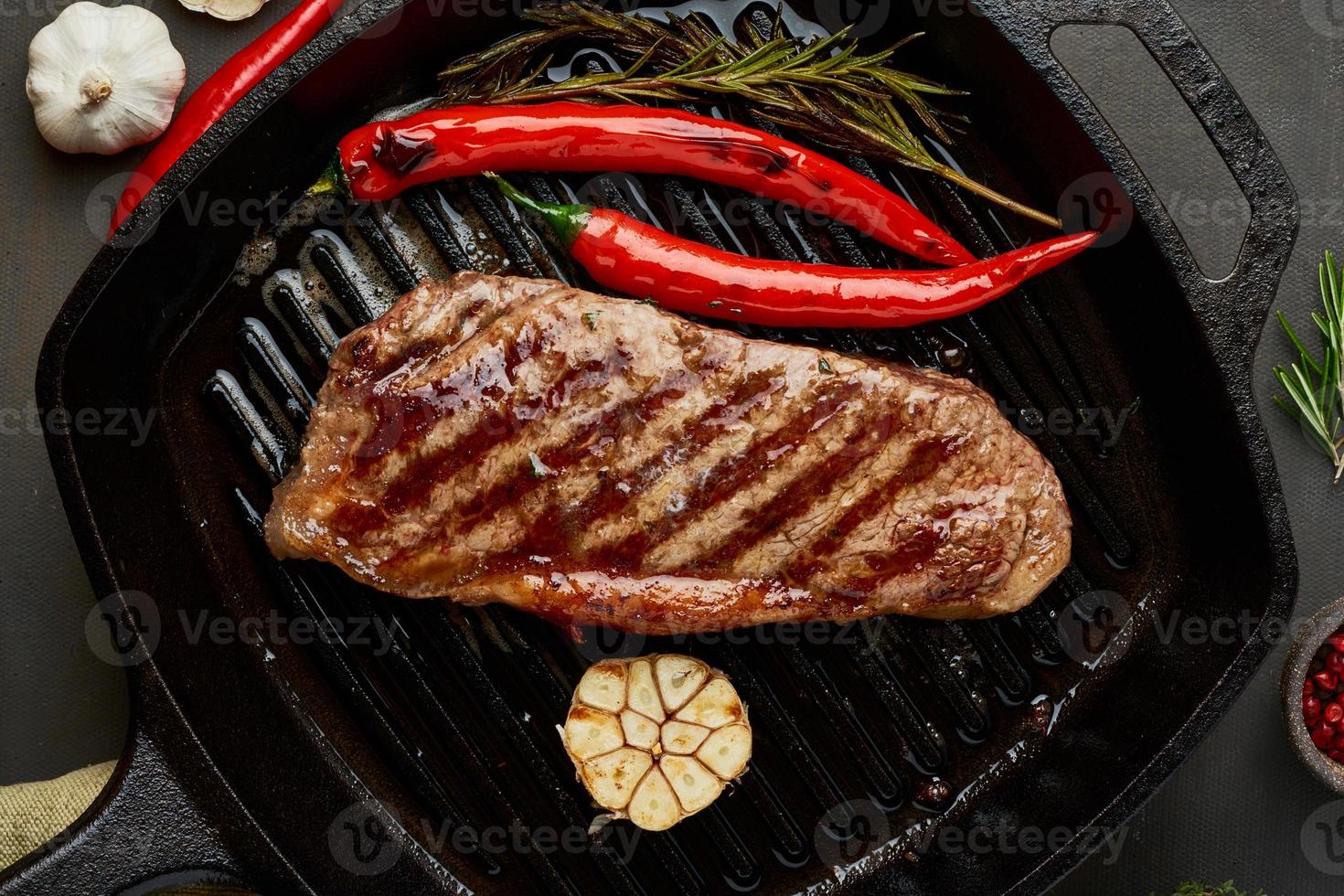 keto ketogeen dieet biefstuk, gebakken lendestuk op grillpan. paleo food recept met vlees foto