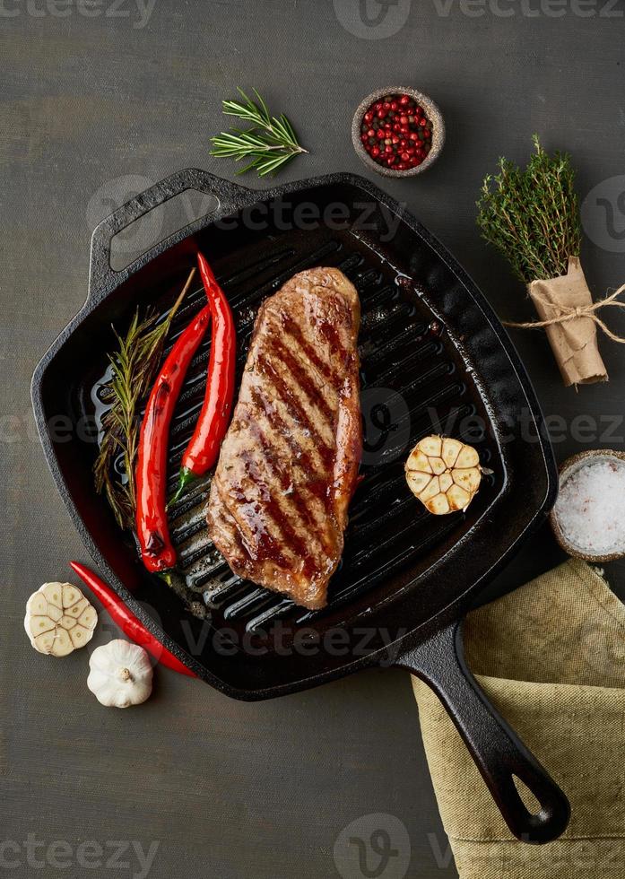 keto ketogeen dieet biefstuk, gebakken lendestuk op grillpan. paleo food recept met vlees foto