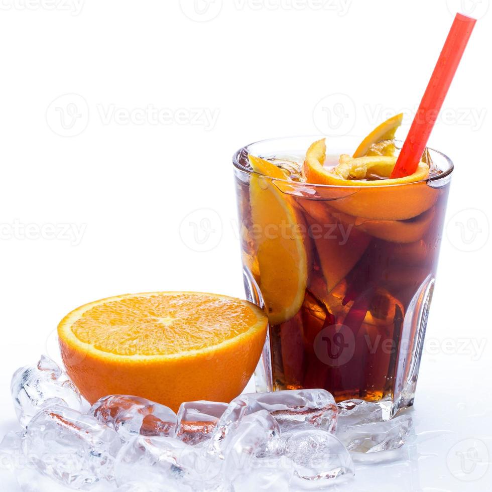 koude cocktail met sinaasappelfruit foto