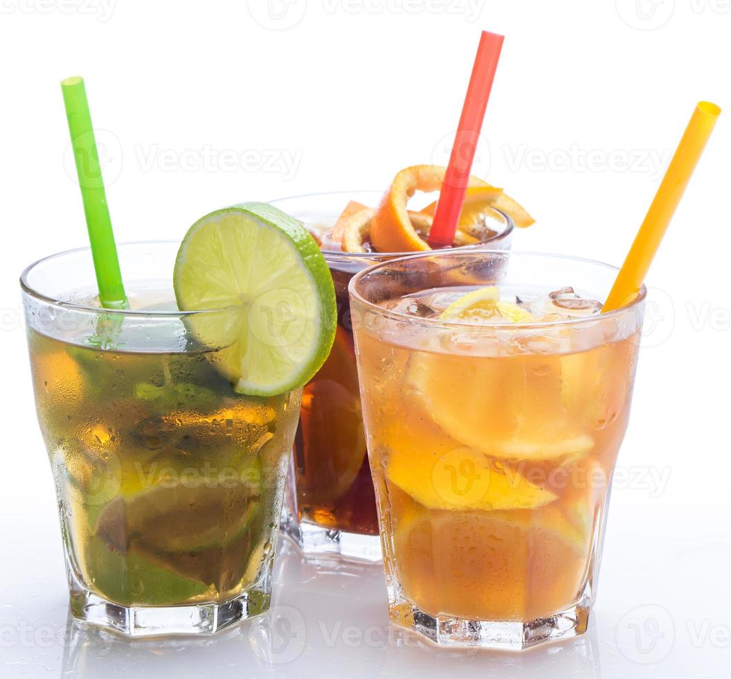 cocktails met verschillende citrusvruchten foto