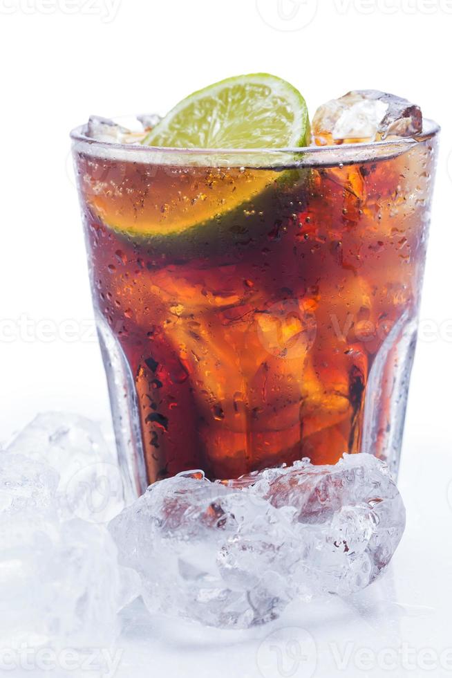 frisse cocktail met coladrank en limoen foto