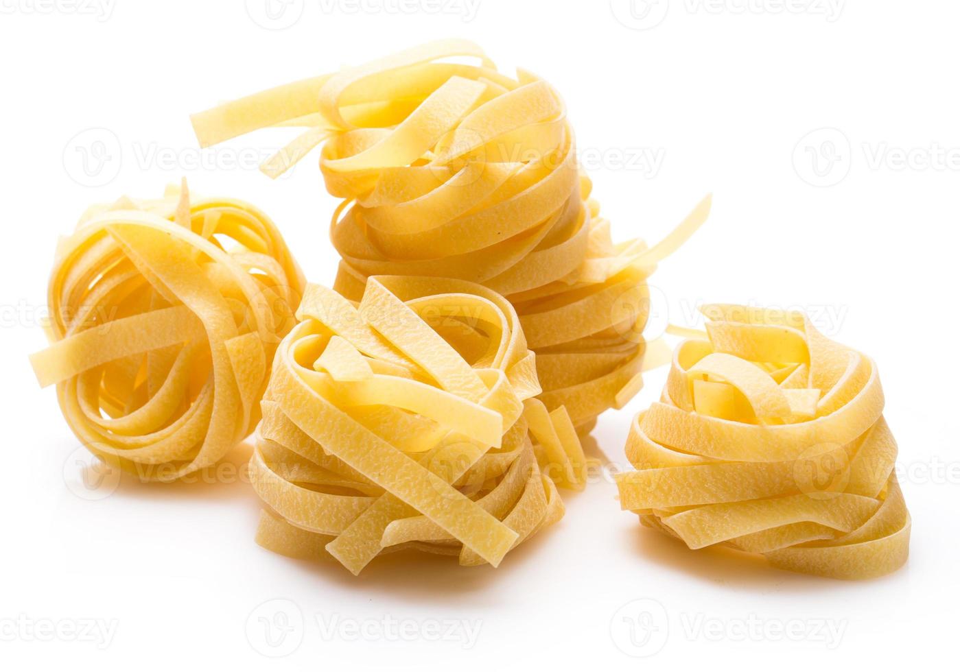 ongekookte pasta op witte achtergrond foto