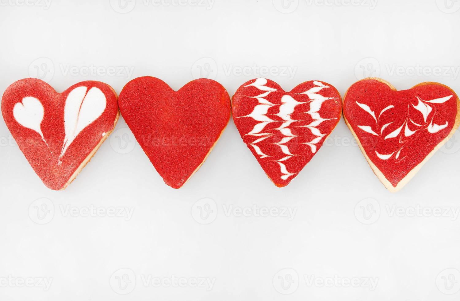 valentijnsdag koekjes. hartvormige koekjes voor valentijnsdag. rode en roze hartvormige koekjes. romantisch naadloos patroon met koekjesharten. foto