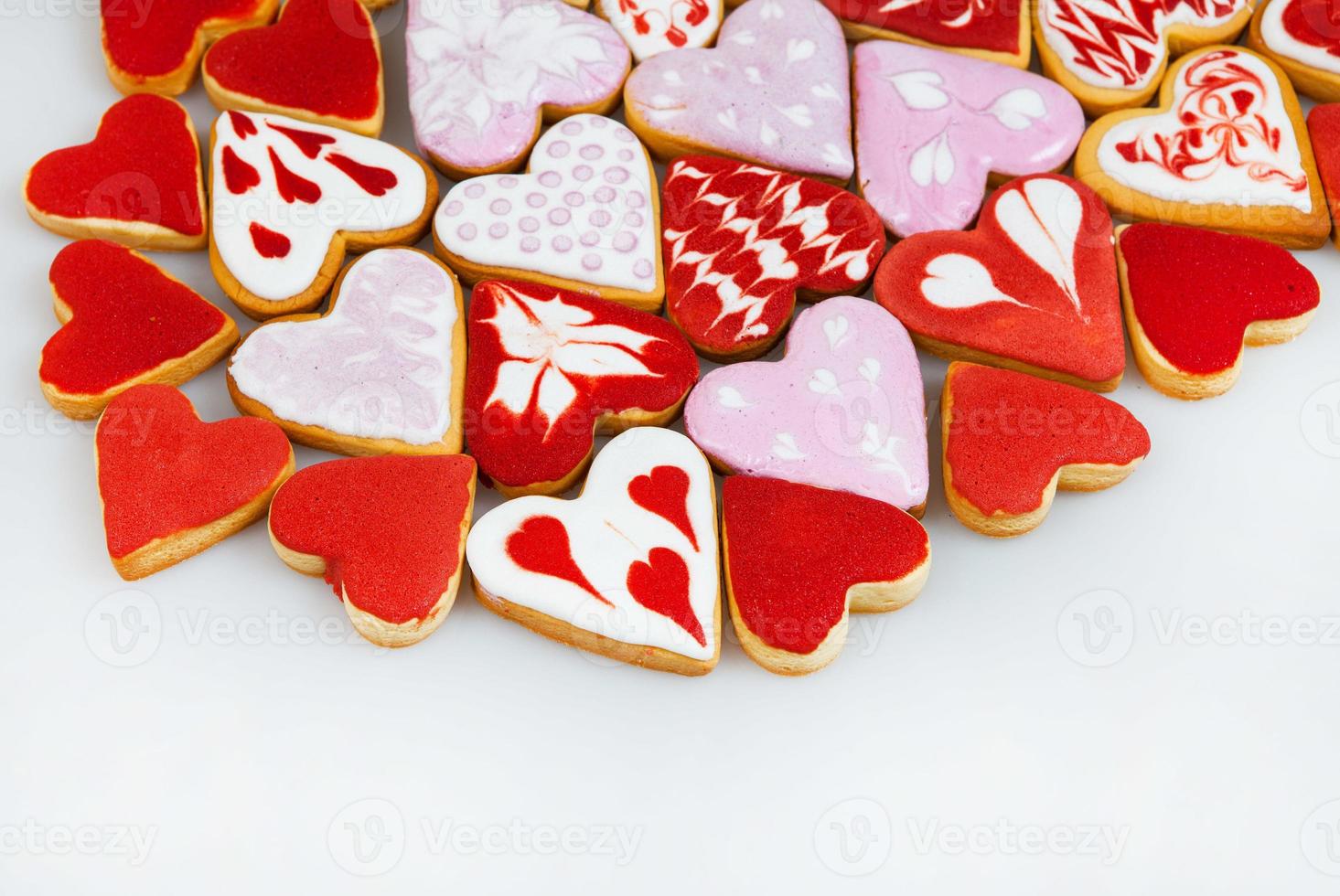valentijnsdag koekjes. hartvormige koekjes voor valentijnsdag. rode en roze hartvormige koekjes. romantisch naadloos patroon met koekjesharten. foto