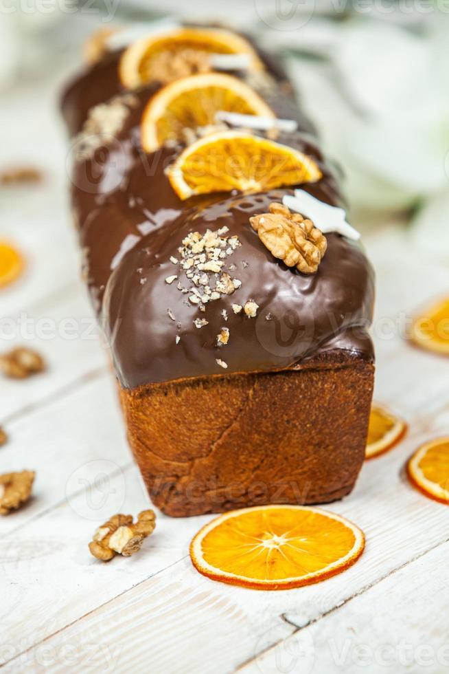 zelfgemaakte panettone. traditioneel Italiaans zoet brood. panettone met een plakje geserveerd op een houten tafel. foto