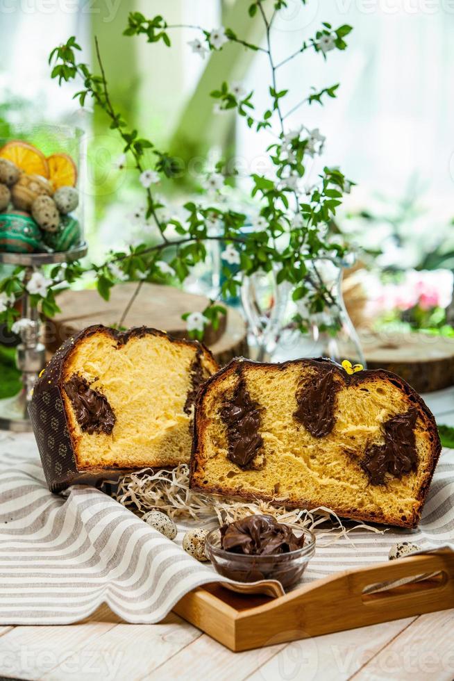 zelfgemaakte panettone. traditioneel Italiaans zoet brood. panettone met een plakje geserveerd op een houten tafel. foto