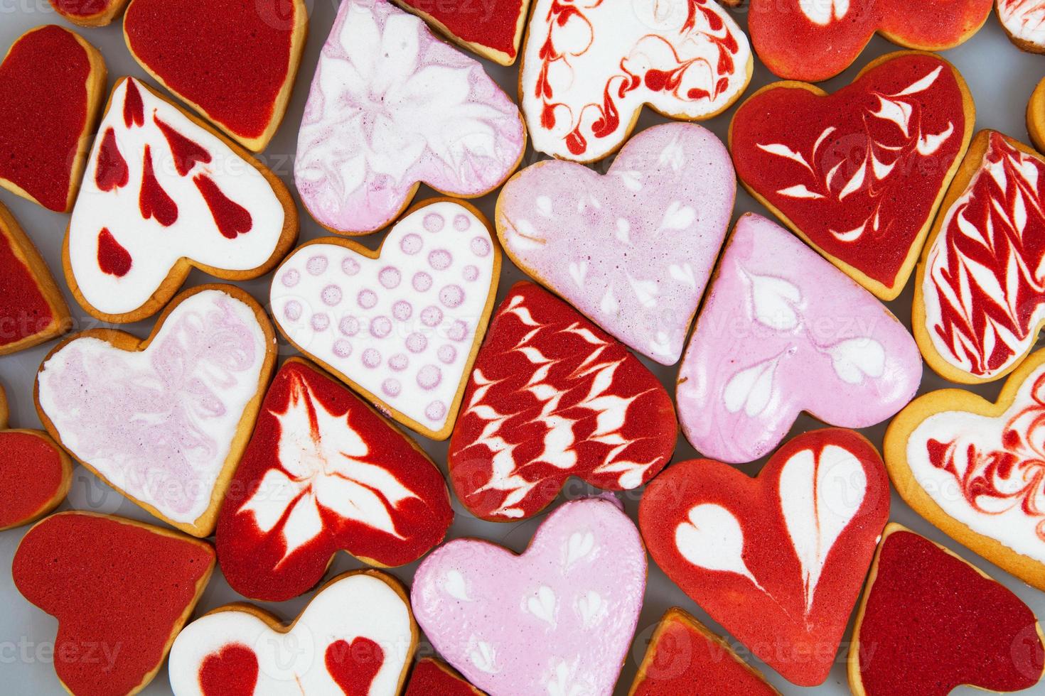 valentijnsdag koekjes. hartvormige koekjes voor valentijnsdag. rode en roze hartvormige koekjes. romantisch naadloos patroon met koekjesharten. foto