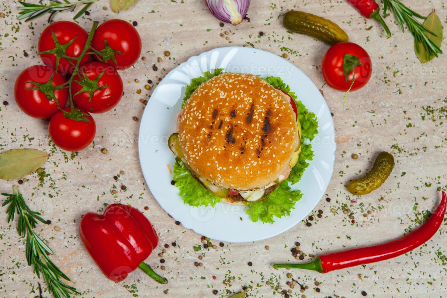 bovenaanzicht hamburger op de houten achtergrond. hamburger, zelfgemaakte hamburger met verse groenten. beef burger. foto