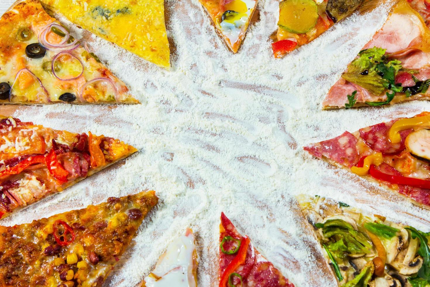 verschillende plakjes pizza met verschillende toppings op een witte achtergrond. in plakjes gesneden heerlijke verse pizza. smakelijke pizza op wit. foto