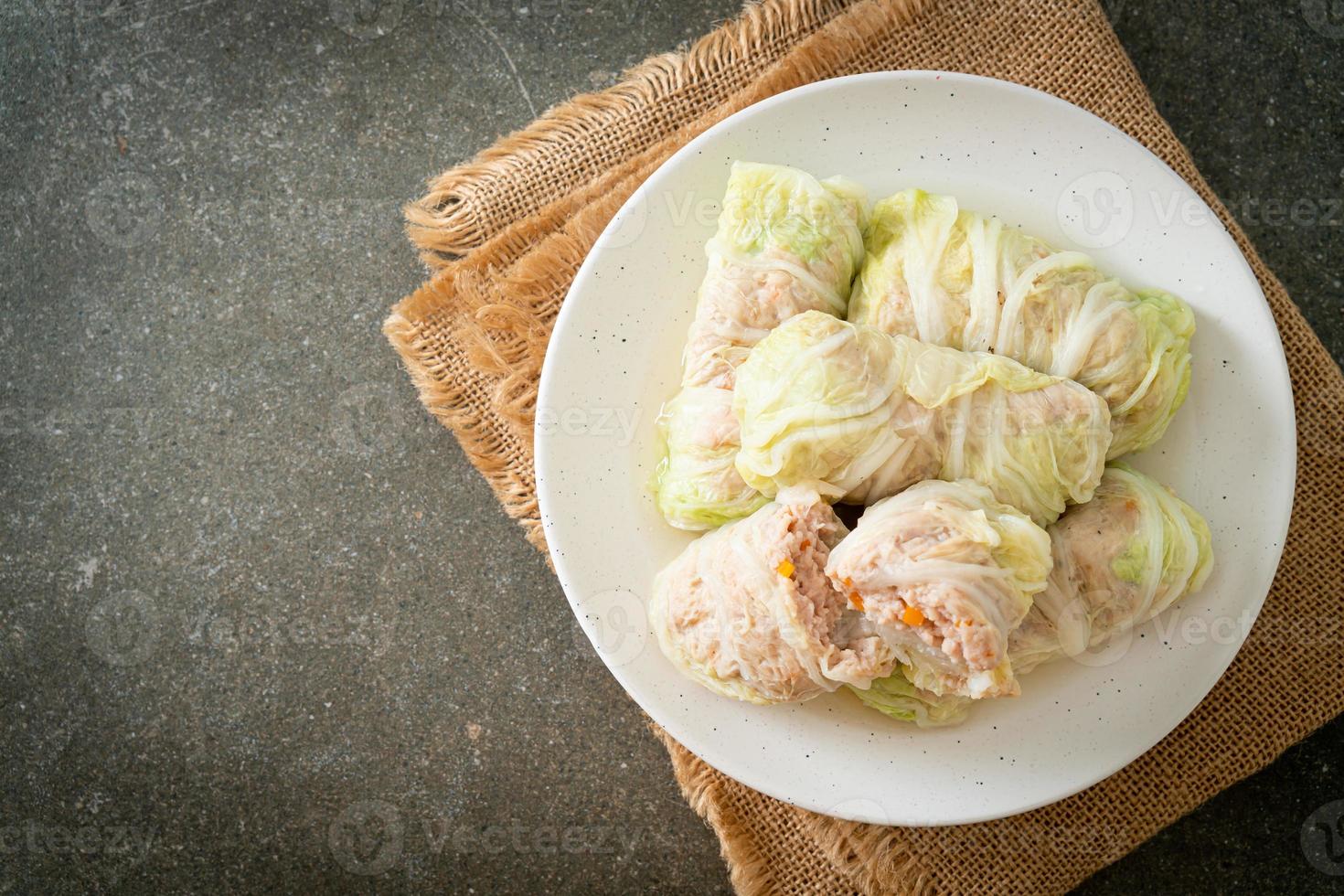 varkensgehakt gewikkeld in chinese kool of gestoomd koolspul foto