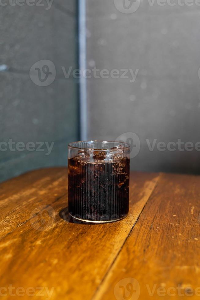 ijs cola glas op tafel foto