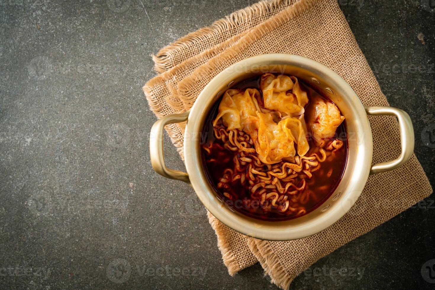 Koreaanse instant noedels met dumplings foto