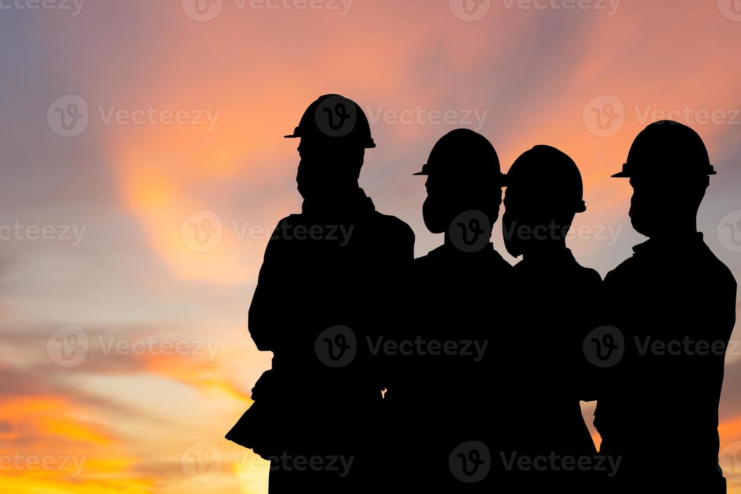 silhouetten van ingenieur en arbeidersteam met uitknippadvergadering hand in hand samen in lijn, succesverbinding en teamwerkconcepten foto