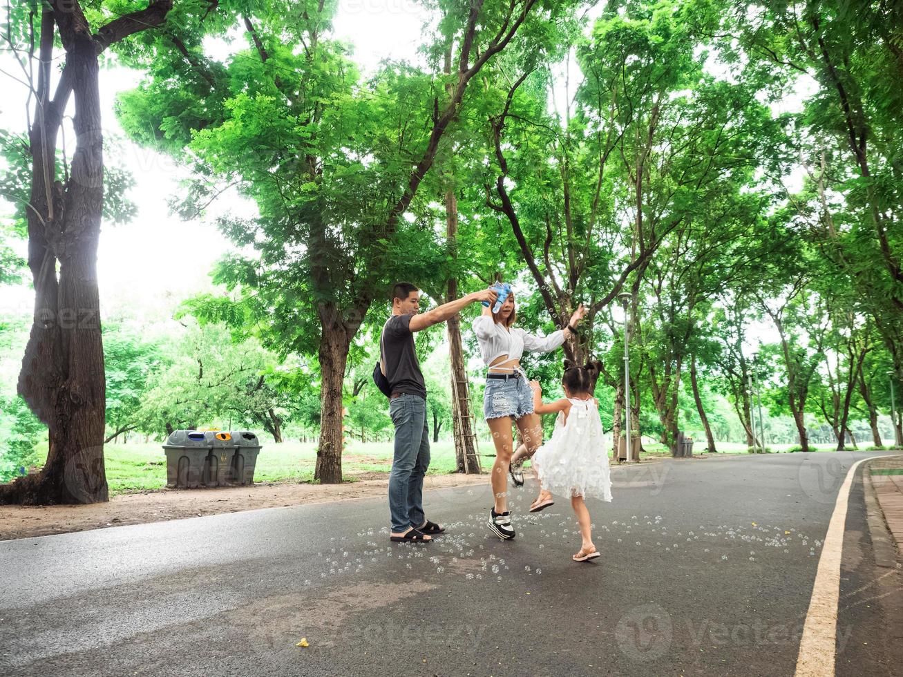 buitenshuis natuur park groen openbare weg vakantie familie ouder moeder vader baby kind portret schoonheid knuffel knuffelen vouwen liefde picknick grappig genieten levensstijl gelukkig Valentijn romantiek huwelijk samen foto