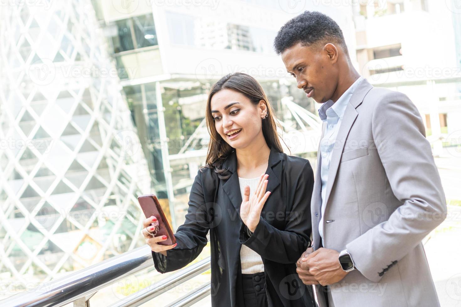 zakenmensen die smartphone gebruiken voor selfie. gelukkige interraciale diversiteit zakenmensen met smartphone selfie of video-oproep. succesvolle zakenmensen die een gelukkige selfie maken foto