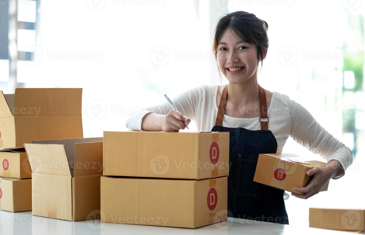 portret van startende kleine bedrijven mkb-eigenaren vrouwelijke ondernemers werken aan kassabonnen en controleren online bestellingen om de dozen voor te bereiden, verkopen aan klanten, mkb-bedrijfsideeën online. foto