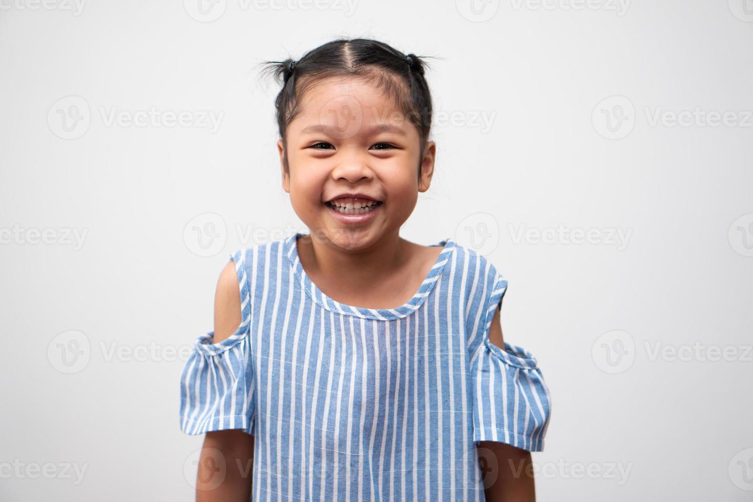 portret van Aziatisch kind van 5 jaar oud en om haar en een grote glimlach op geïsoleerde witte achtergrond te verzamelen, ze is geluk, uitstraling in de jeugd foto