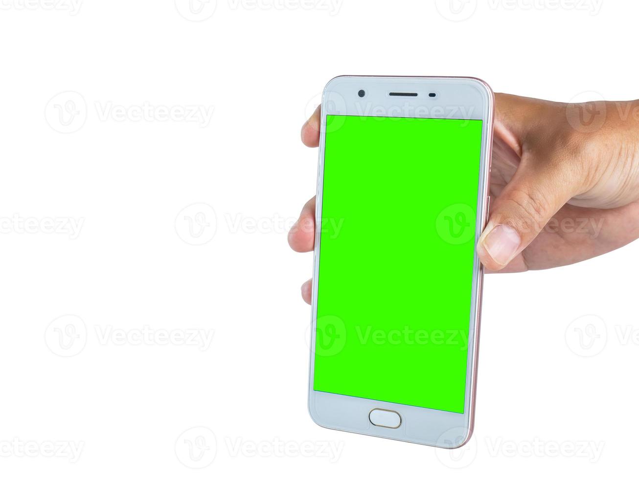 hand met een witte mobiele telefoon werd het scherm in een groene scène gesneden. klaar om verder te werken en een uitknippad op een geïsoleerde achtergrond te hebben foto