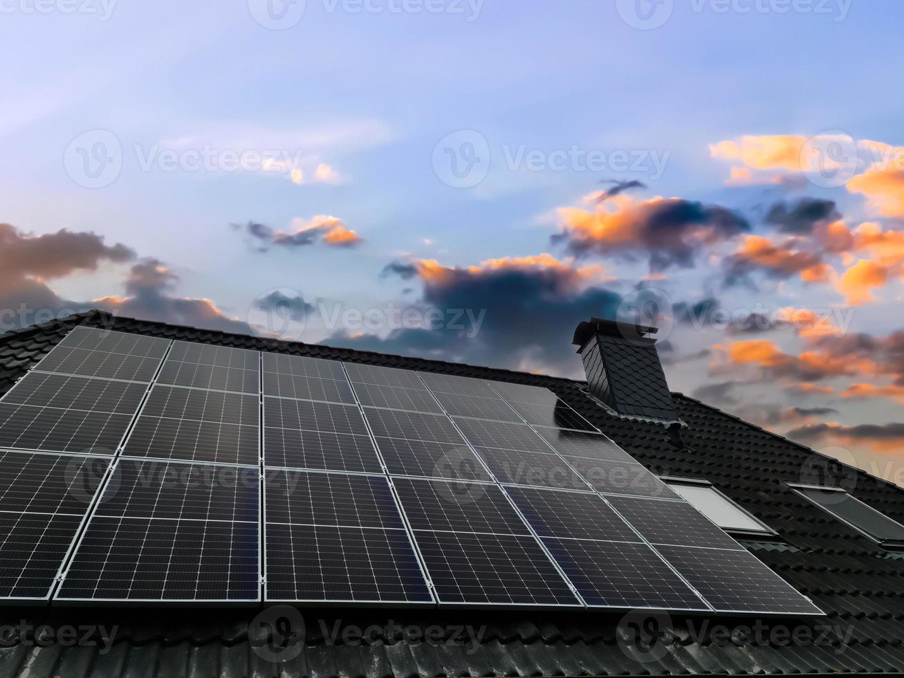 dakraam in velux stijl met zwarte dakpannen en enkele zonnepanelen foto