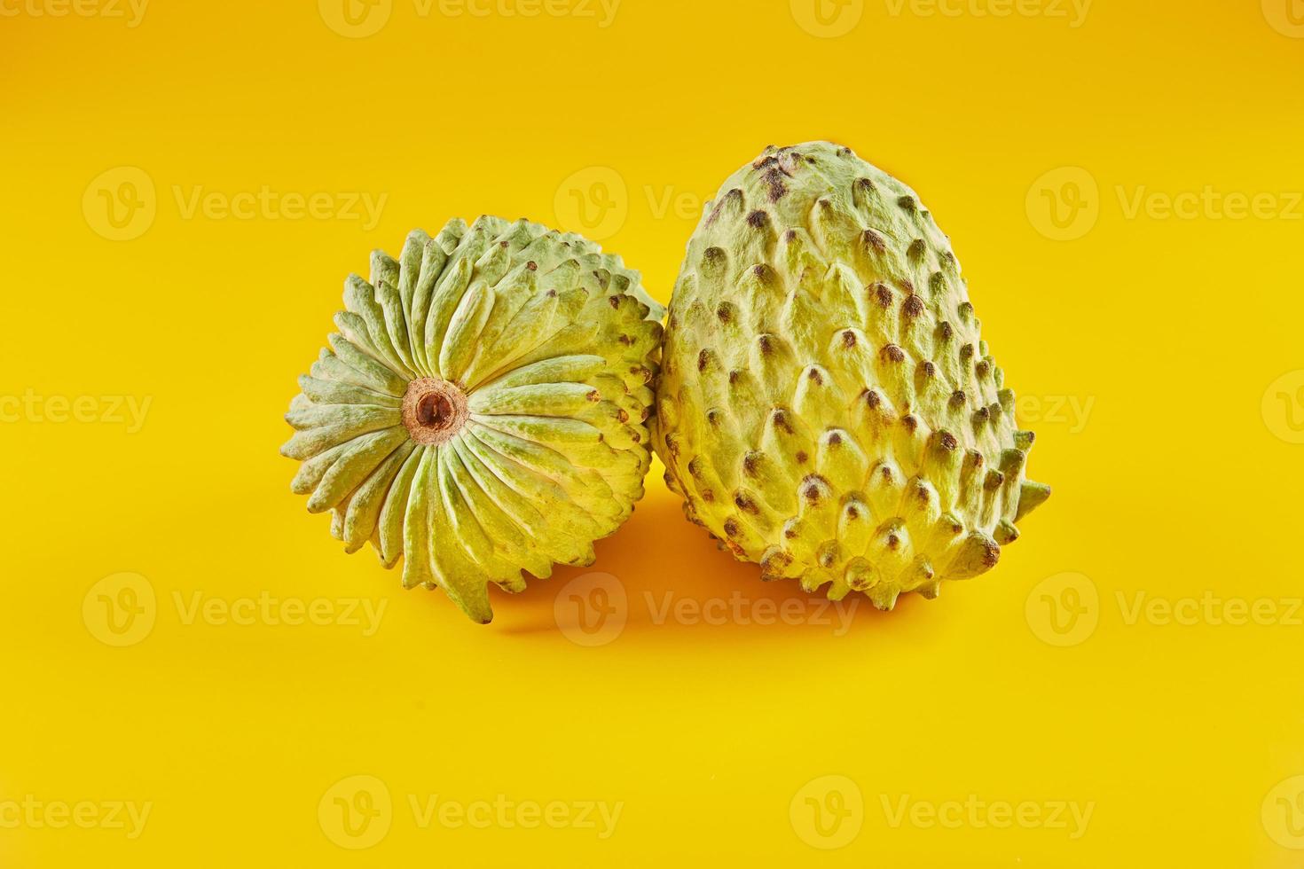 Cherimoya, suikerappel of custardappel of ananassuikerappel in Taiwan geïsoleerd op gele achtergrond foto