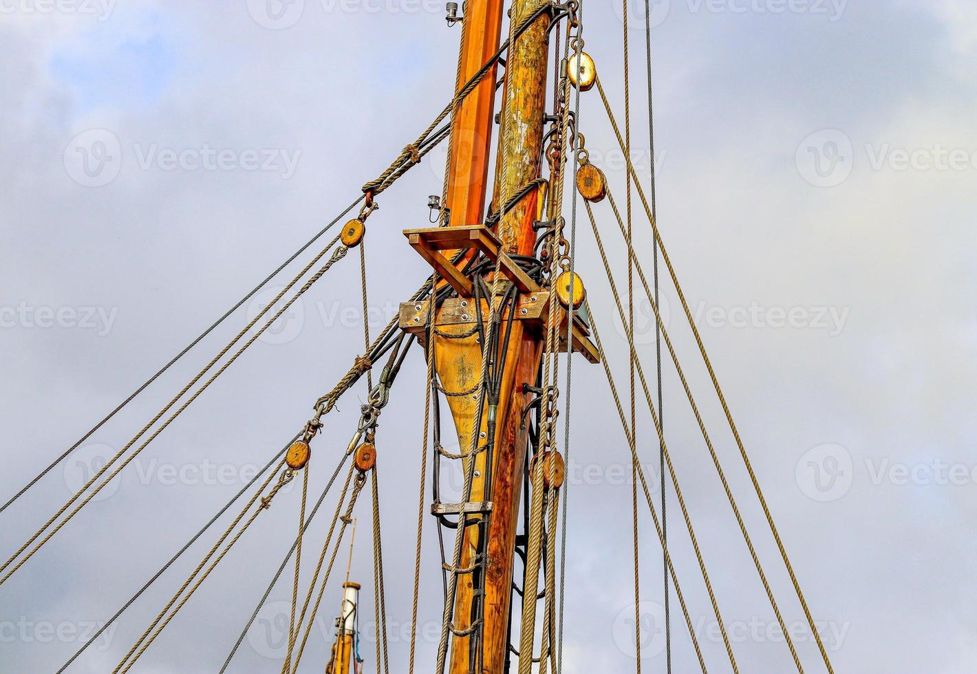 gedetailleerde close-up details van touwen en touwwerk in de tuigage van een oude houten vintage zeilboot foto