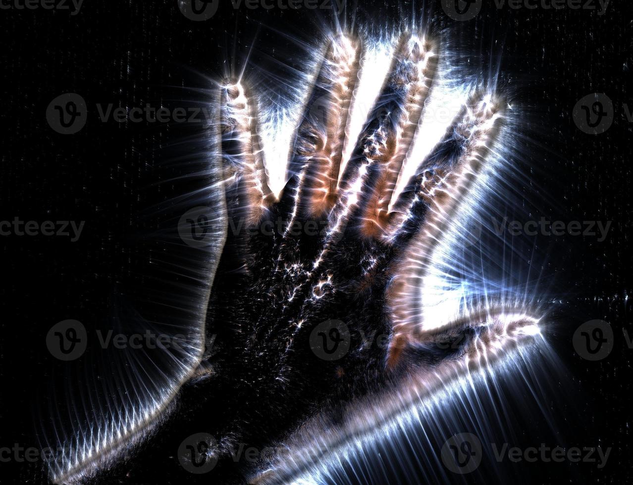 3D-illustratie van een gloeiende menselijke vrouwelijke hand met een Kirlian-aura met verschillende symbolen foto