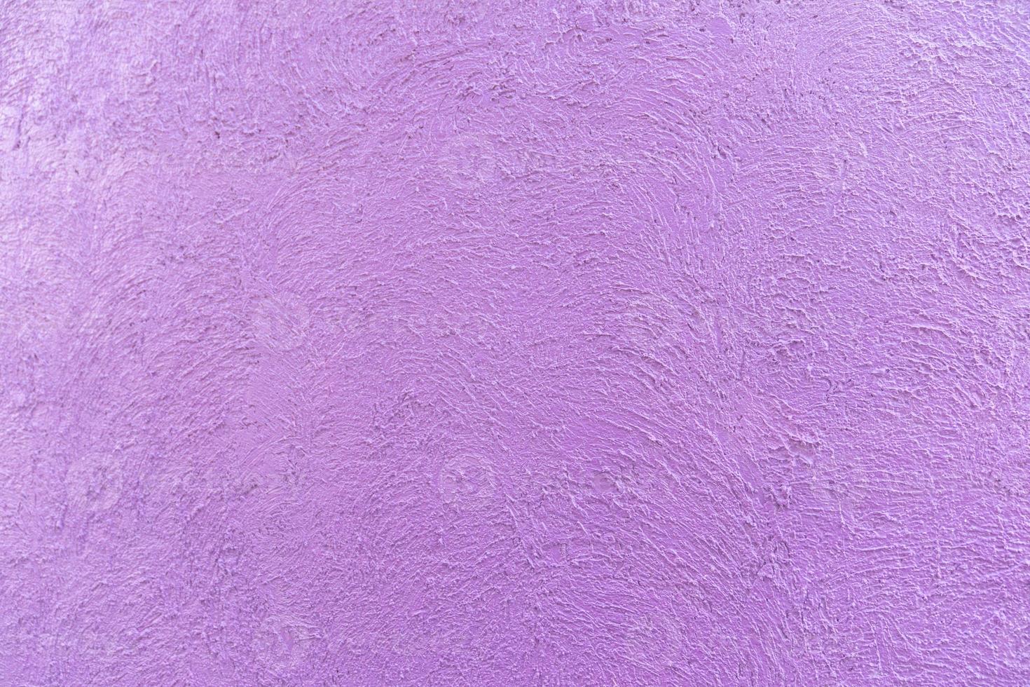 paars - violette kleur op de abstracte willekeurige textuurcurve cement op de muur in de middag. foto