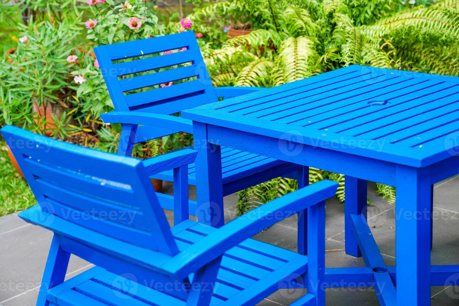 houten blauwe stoel en tafel in de tuin foto