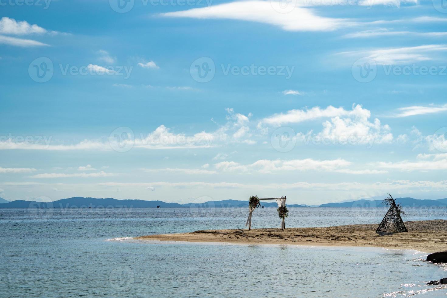 pre-huwelijkscabinedecoratie op het strand bij het eiland van thailand, in open hemeldag. foto