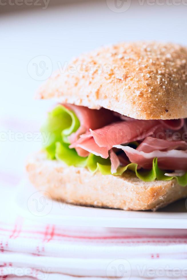 prosciutto sandwich op plaat macro verticaal foto
