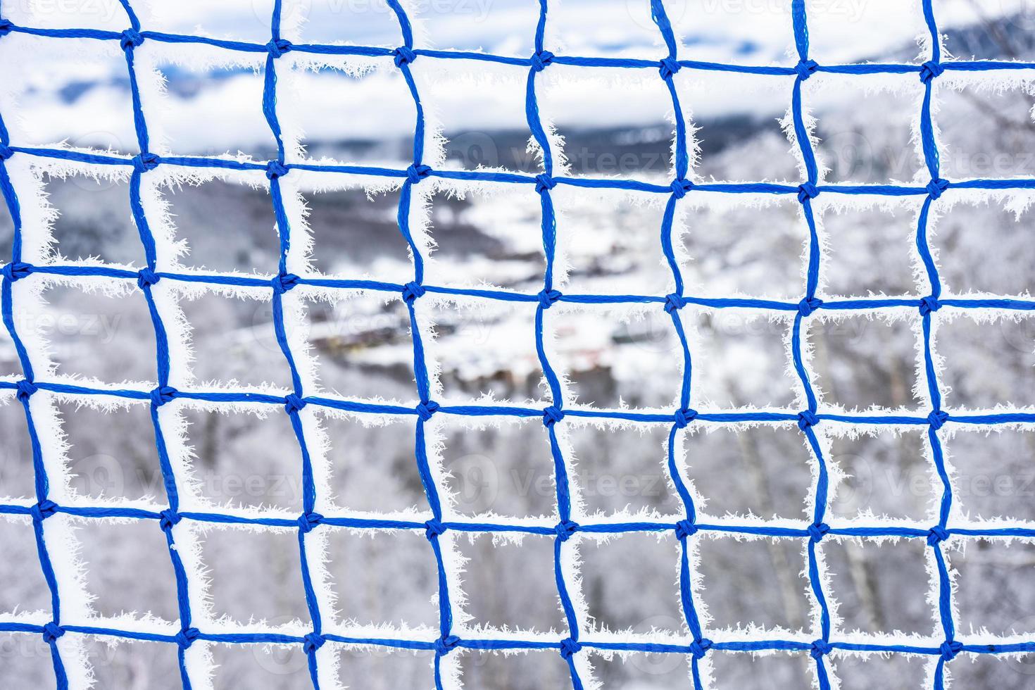 blauw veiligheidsweb op skiweg foto