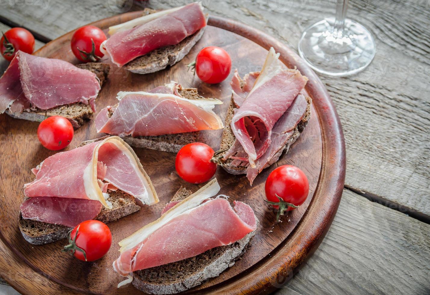sandwiches met Italiaanse ham op de houten plank foto