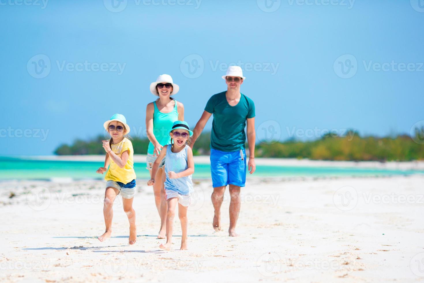 jong gezin op vakantie foto