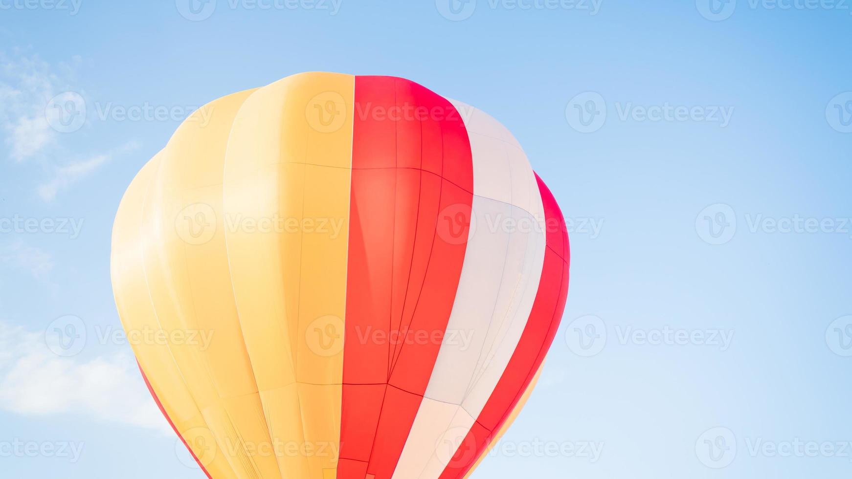 kleurrijke heteluchtballonnen vliegen in de blauwe lucht. foto