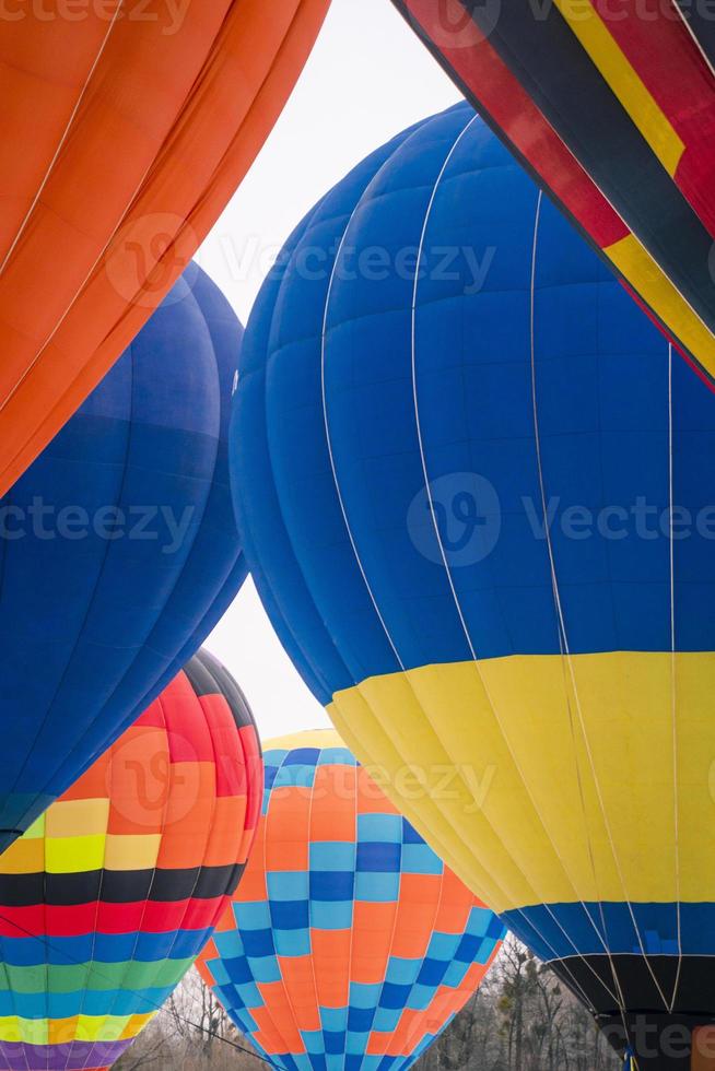 close-up van kleurrijke heteluchtballon die in de lucht vliegt. foto