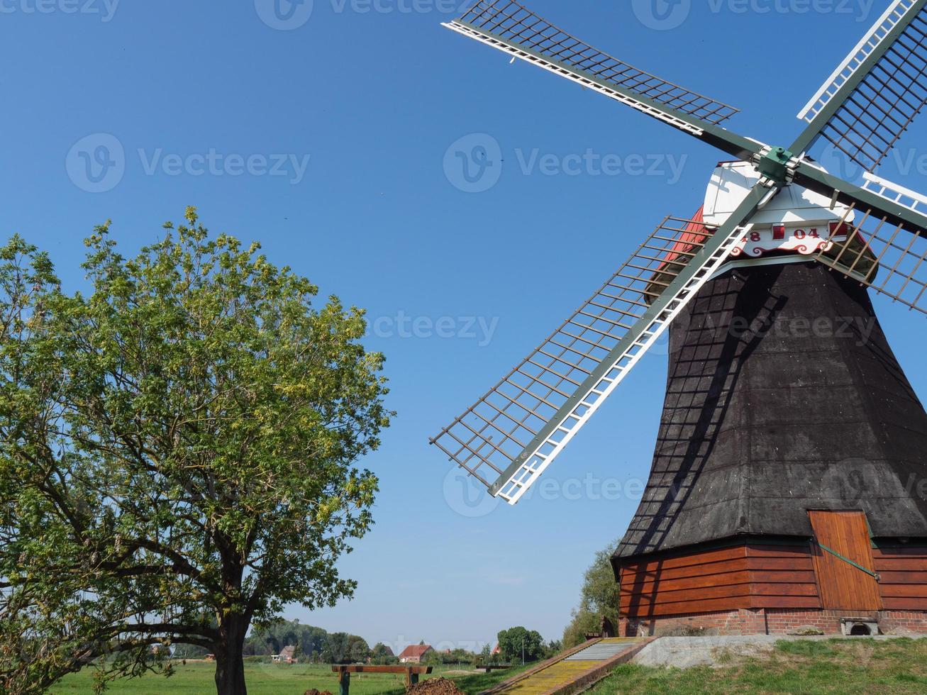 het dorp ditzum aan de rivier de ems foto