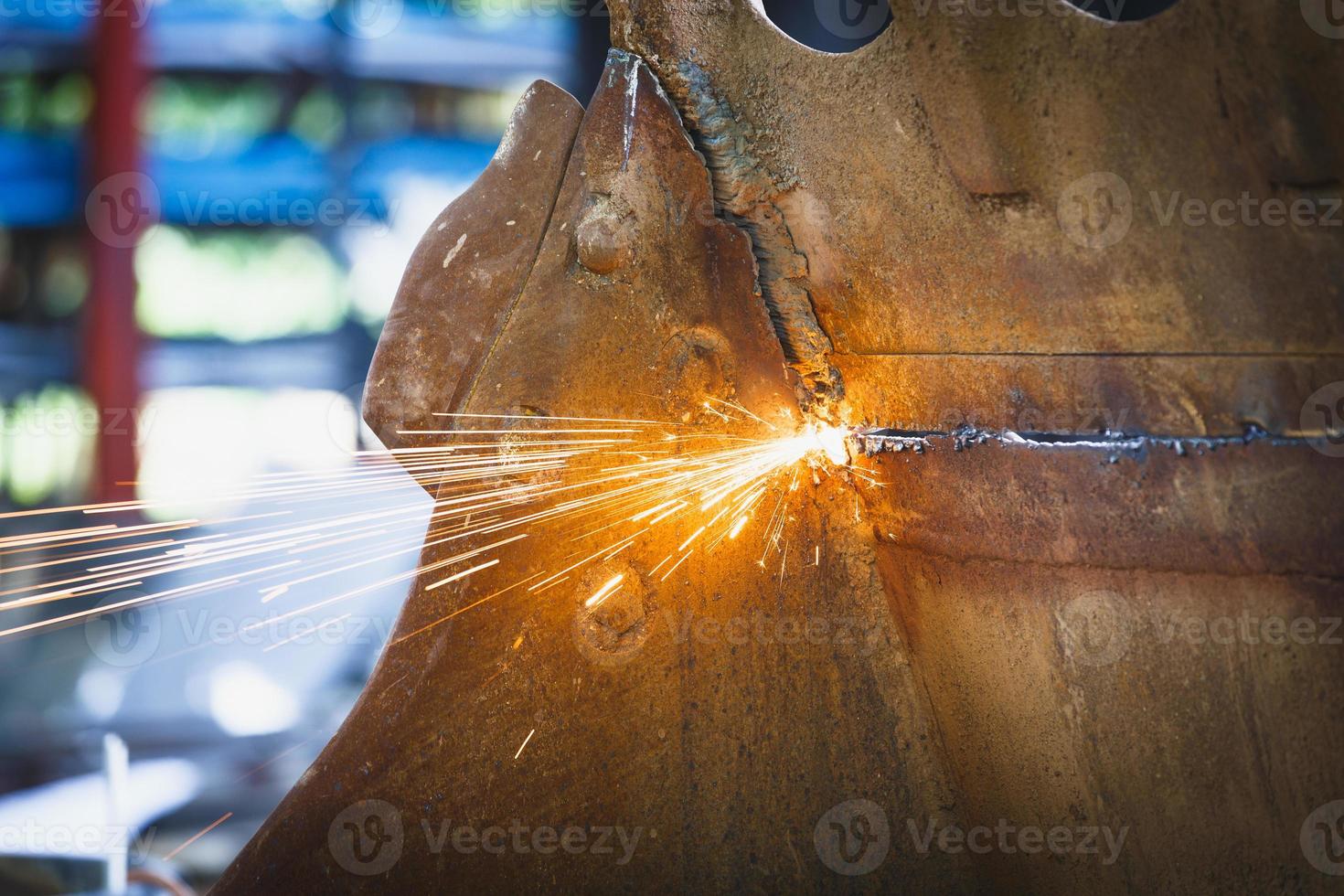 een staal snijden met een gastoorts. gaslassen en autogeen snijden zijn processen waarbij brandstofgassen en zuurstof worden gebruikt om metalen te lassen en te snijden. foto