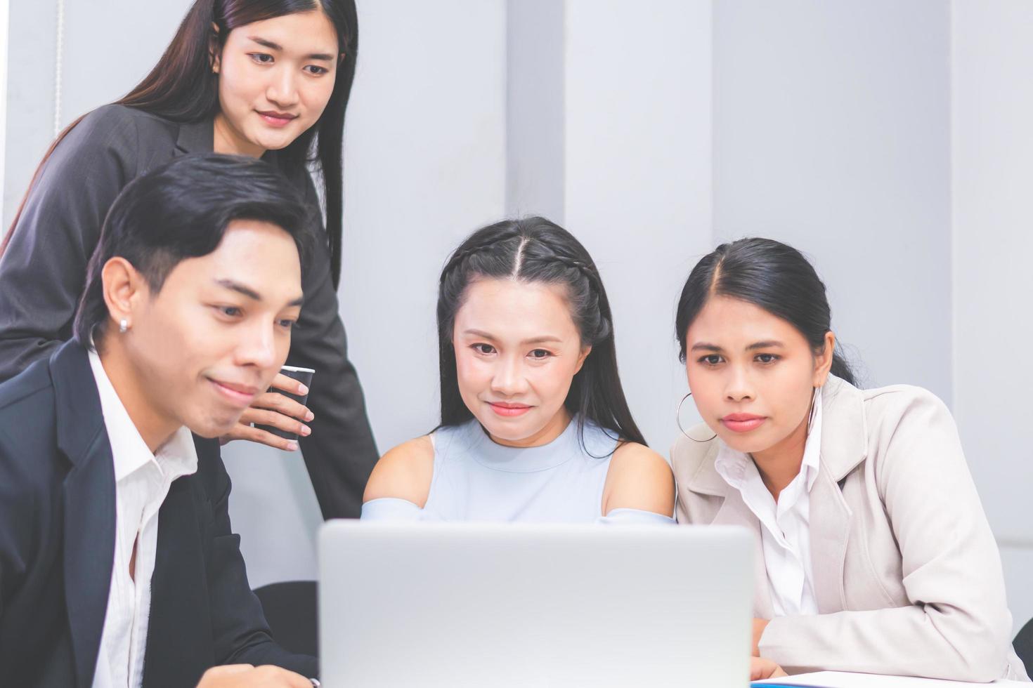 collega's die in videoconferentie op kantoor werken, zakenpartnersteam dat documenten en ideeën bespreekt tijdens vergadering op kantoor, teamwerkconcepten foto