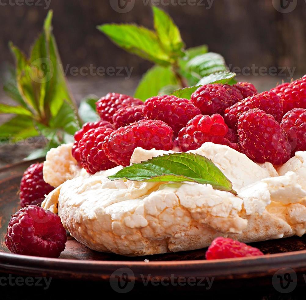 cake pavlova met room en bessen foto