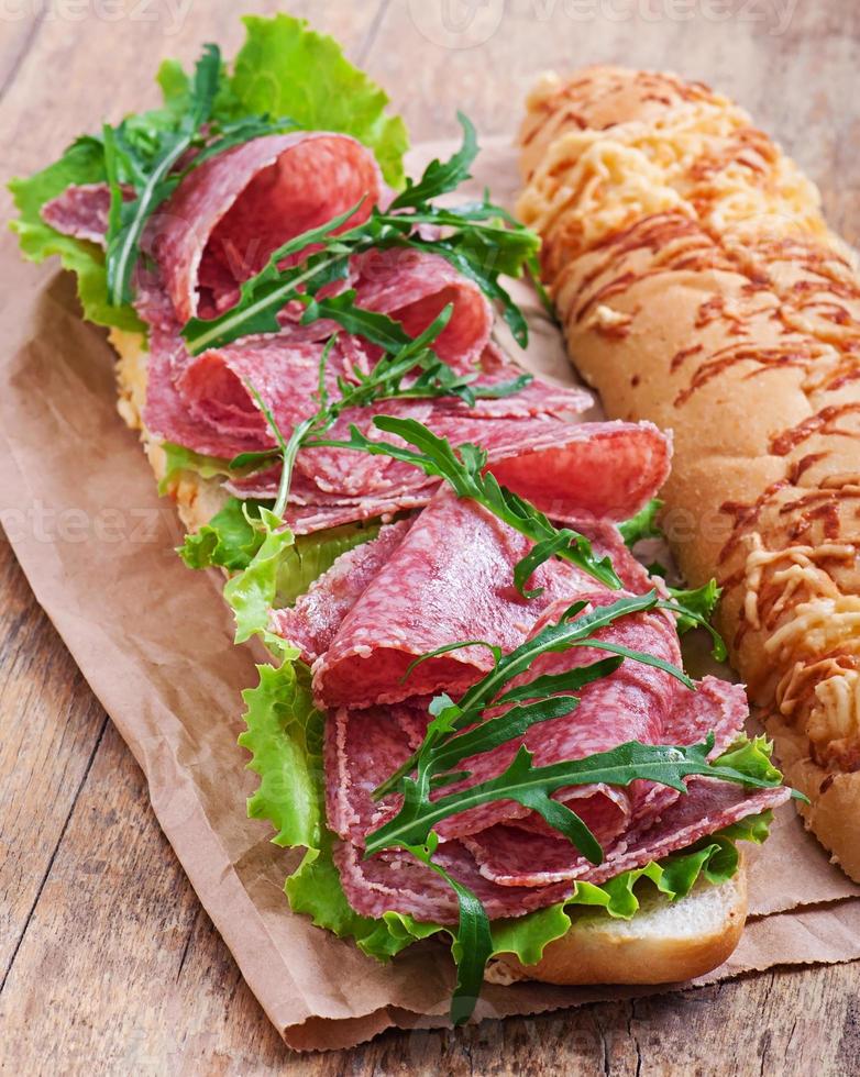 sandwich met salami, sla, tomaat en rucola foto