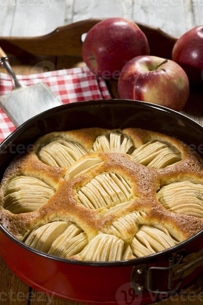appeltaart in ovenschaal op tablet foto