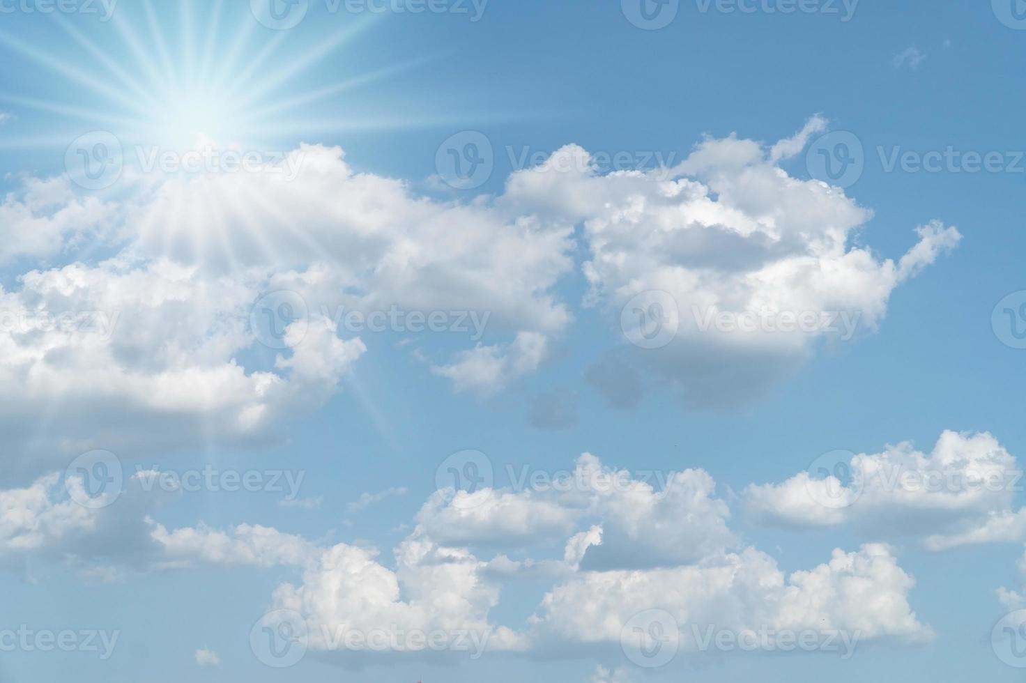 zonnige achtergrond blauwe lucht met witte wolken en zon foto