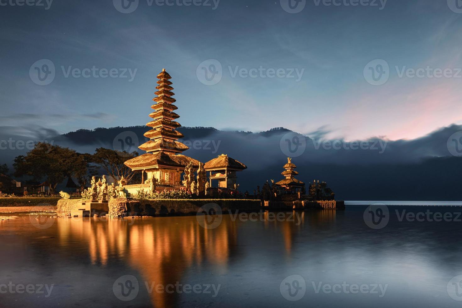 oude tempelverlichting van pura ulun danu bratan met blauwe lucht aan de dageraad in bali foto