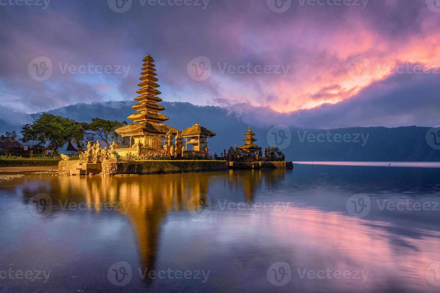 oude pura ulun danu bratan tempel reflectie met kleurrijke lucht bij zonsopgang foto