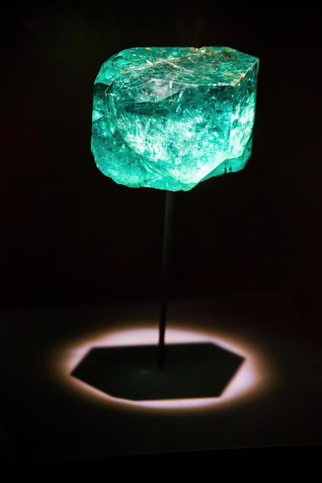 groene smaragdgroene steen in een museum dat wordt verlicht foto