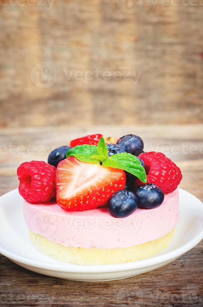 soufflécake met verse frambozen, bosbessen en aardbeien foto