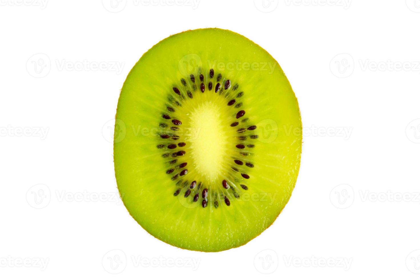 Dwarsdoorsnede van verse kiwi's geïsoleerd op een witte achtergrond foto