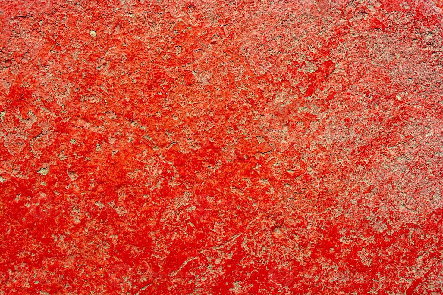 rode gebarsten verf achtergrond op grijs beton. foto