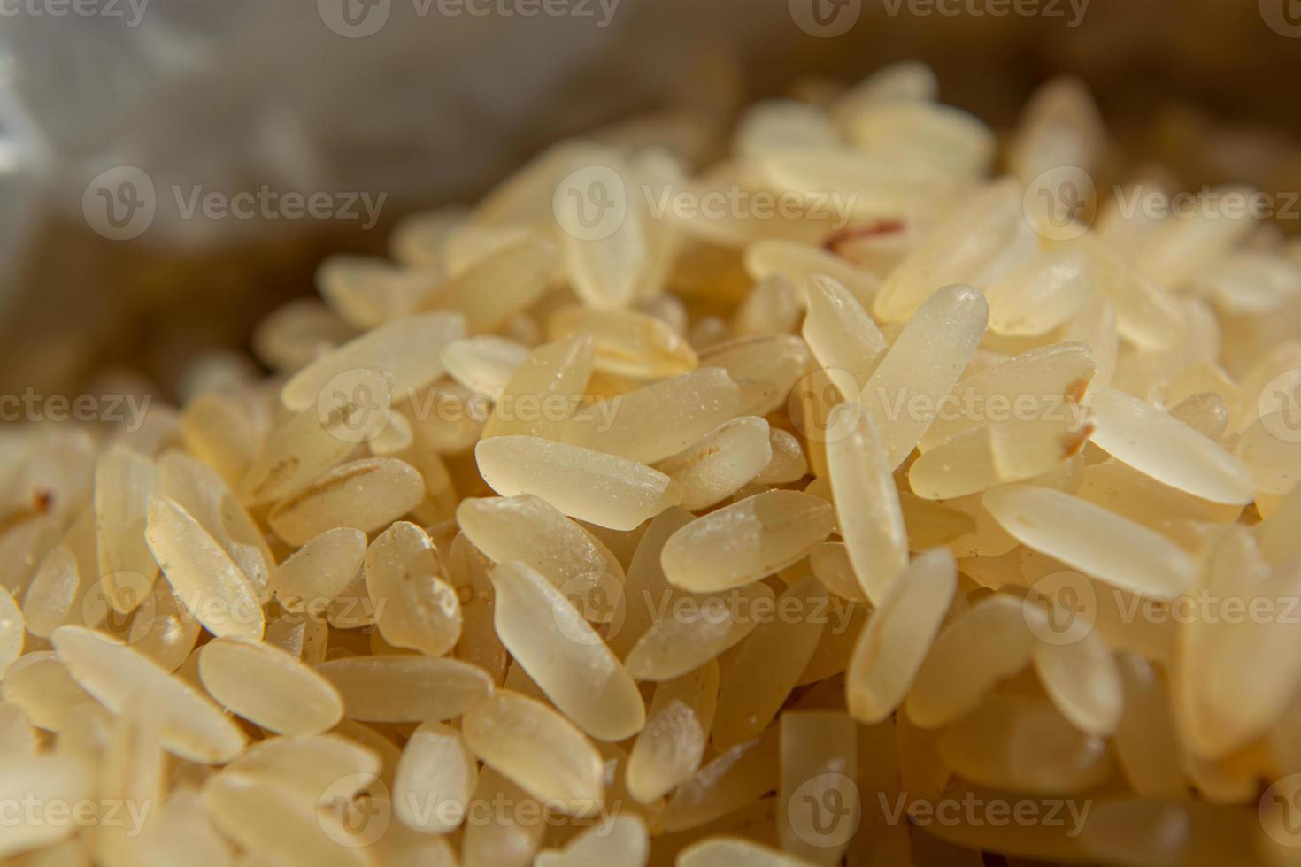 droge rijst in een zak close-up. foto