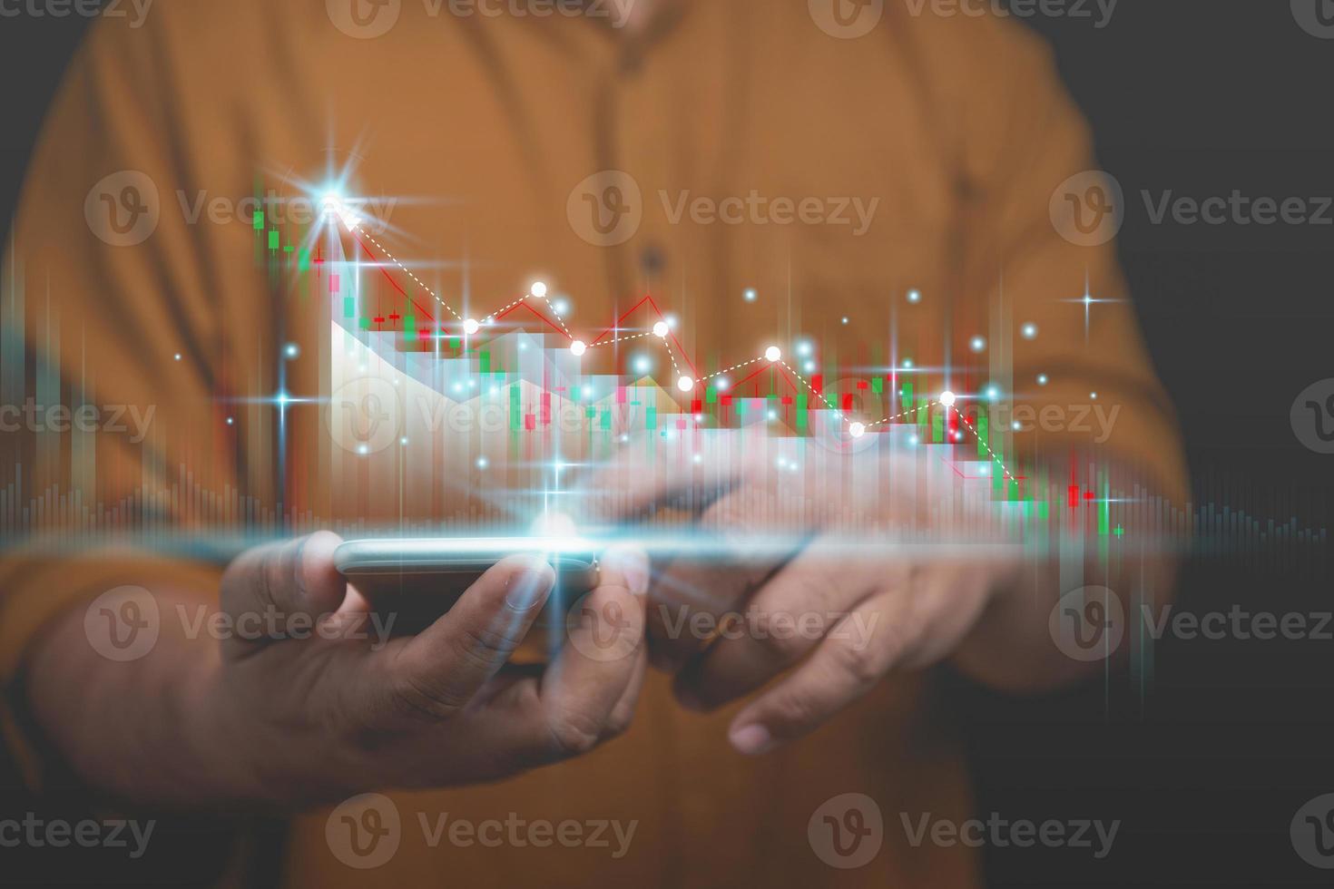 zakelijke groeigrafieken grafiek, financiën, aandelenhandel, investeringsanalyse en beursanalyse concept. zakenman rakend punt op hogere bedrijfsgroeigrafiek, marktanalyse. foto